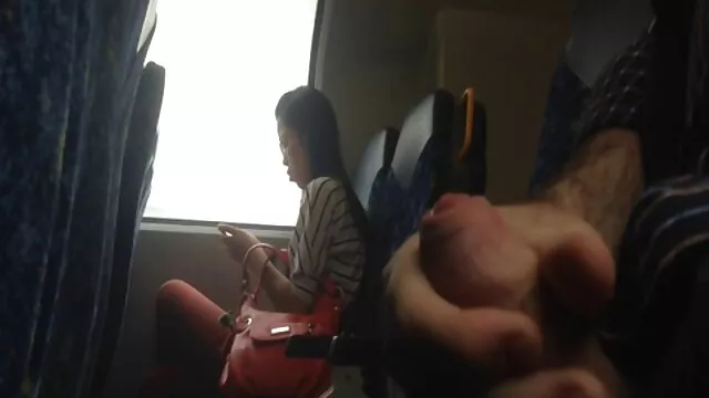 MILF cachonda con gafas seduce al fakeuniform porn sacerdote para que se la folle duro