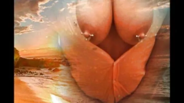 Sexy chica negra con grandes pezones da un fakings amateur show de cámara.