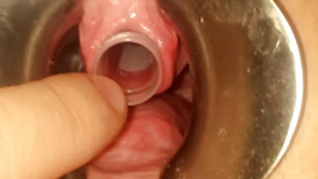 Linda adolescente cachonda con su vibrador faking folla rosa