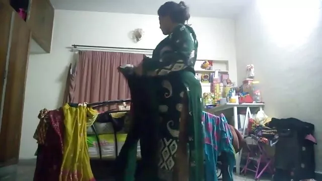 Jazmin de boobed pequeño cornudo faking juega su arranque