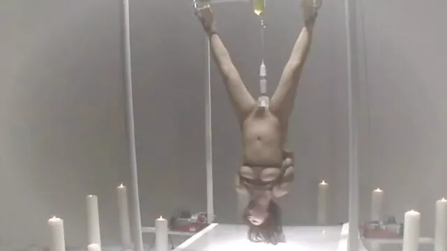 La cachonda Eve Angel se mete un fakingsoficial consolador en su clítoris