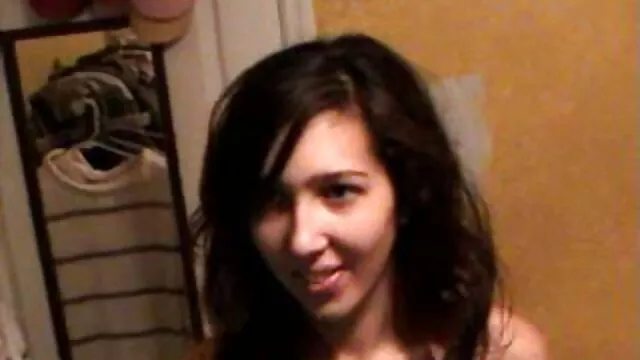 Chica jugando con un consolador con un coño de ganchillo fakefaxi