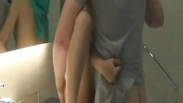 Hermine en medias folla un follatelos porn juguete gigante