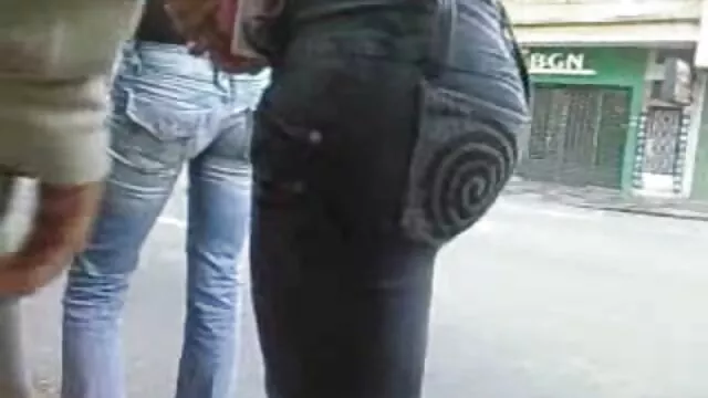 Hermosa zorra japonesa chupa una polla fakings rubi mientras está sentada en la cara de un chico